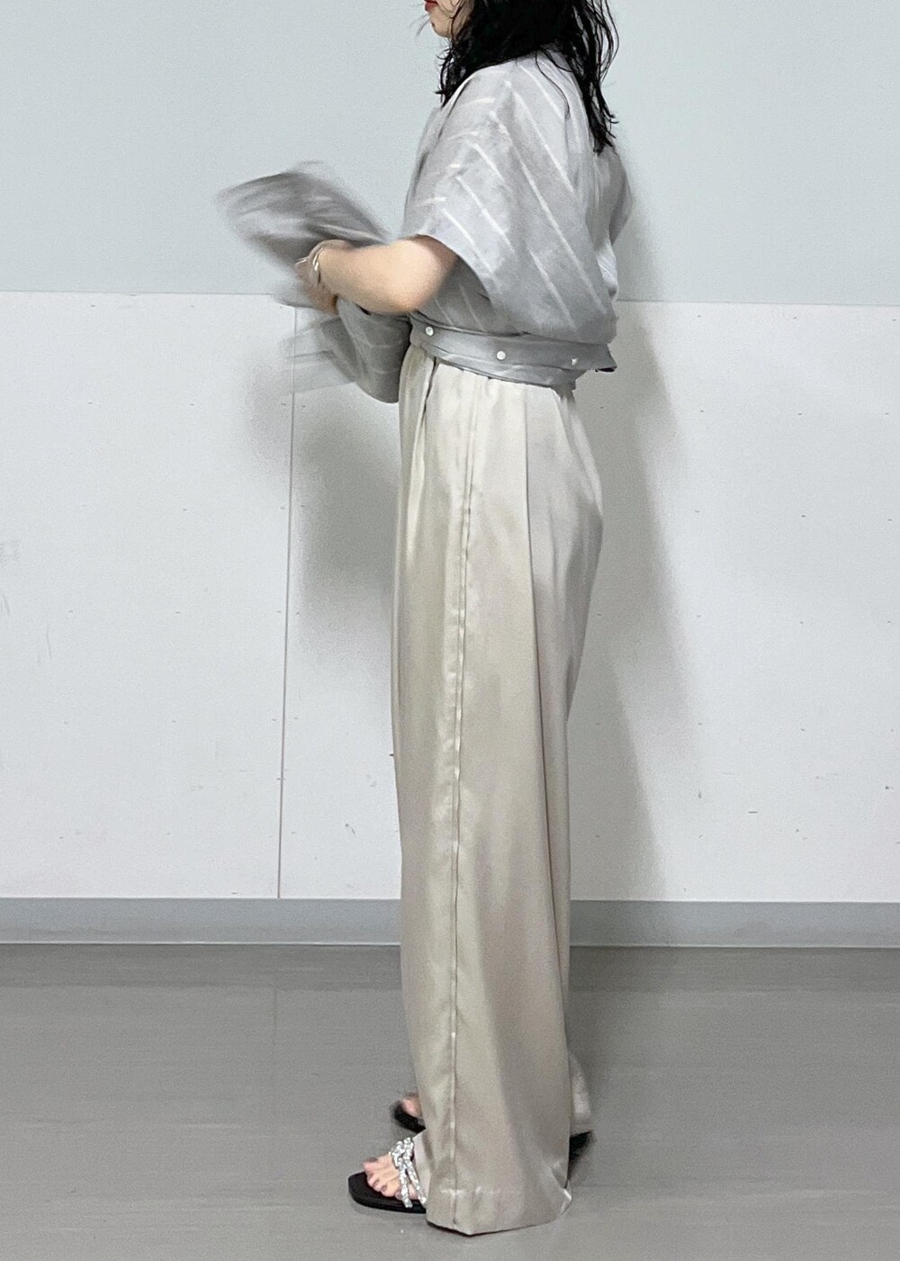 シルバー系のサンダル、ブルー系のワンピース、ベージュ系のその他パンツを着用したレディースの夏コーディネートの8枚目の写真