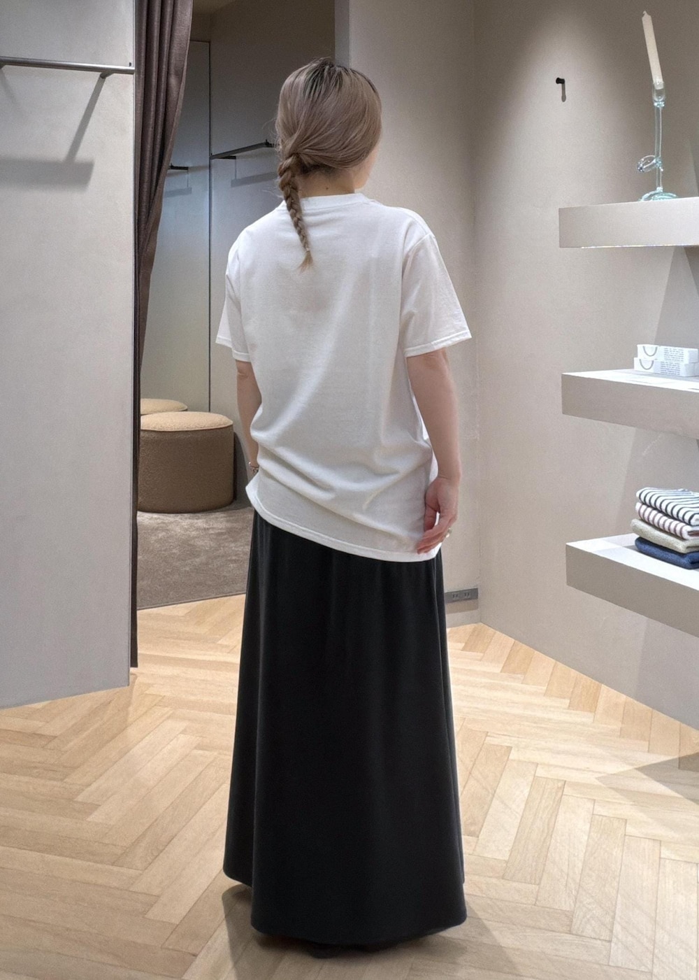 ホワイト系のTシャツ/カットソー、ベージュ系のその他アウター、ブラック系のサンダルを着用したレディースの夏コーディネートの6枚目の写真