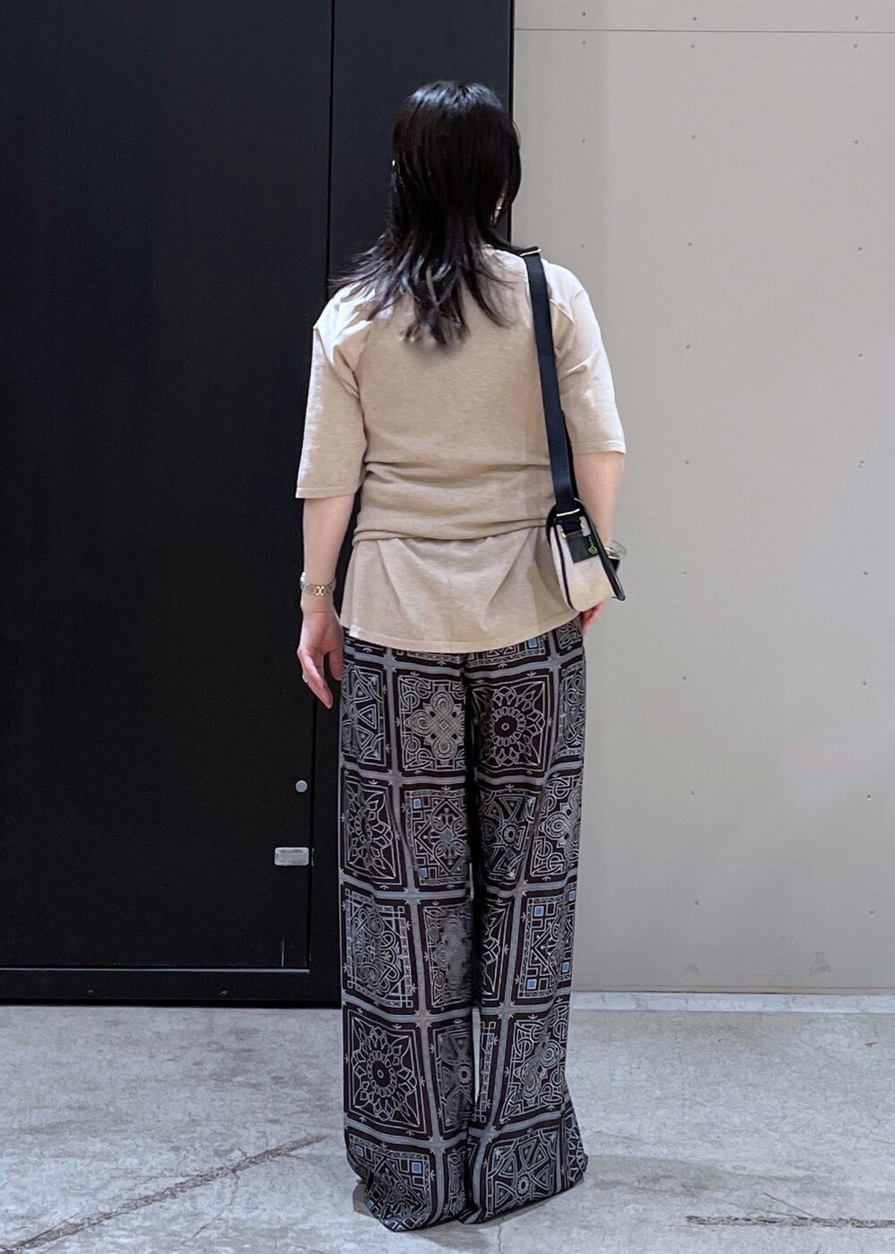 ベージュ系のタンクトップ、ベージュ系のTシャツ/カットソー、ブラック系のその他パンツを着用したレディースの春コーディネートの3枚目の写真