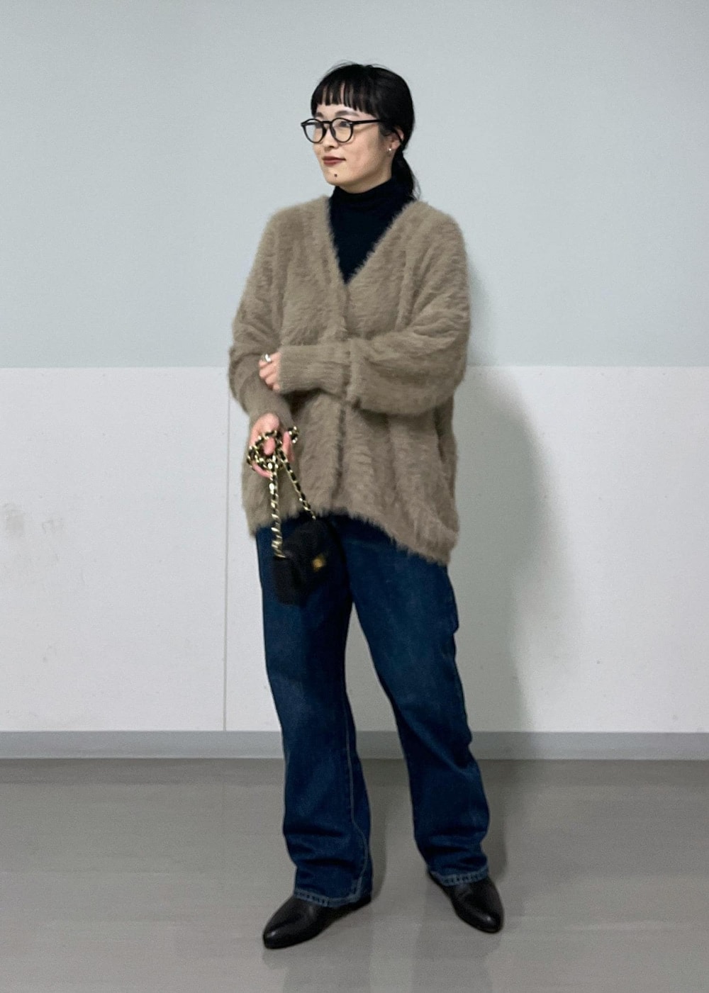 ブラック系のショルダーバッグ、ブラック系のブーツ、ブラック系のTシャツ/カットソーを着用したレディースの秋コーディネートの3枚目の写真