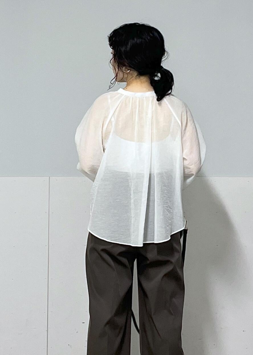 シルバー系のサンダル、ホワイト系のシャツ/ブラウス、ブラウン系のその他パンツを着用したレディースの夏コーディネートの5枚目の写真