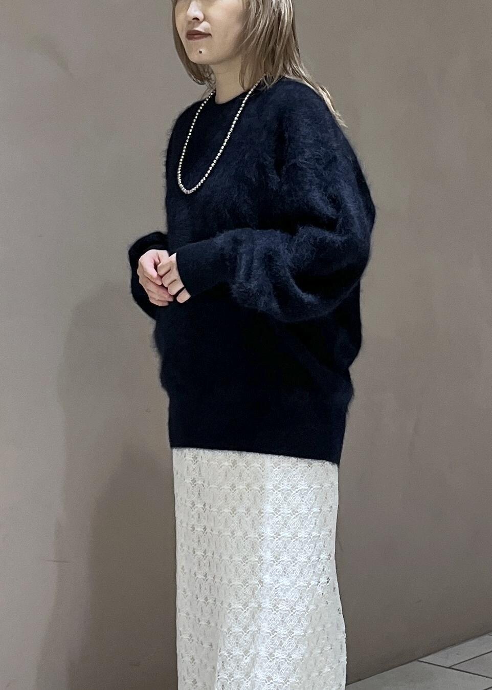 ホワイト系のスカート、ブルー系のニット/セーター、ホワイト系のスラックスを着用したレディースの秋コーディネートの8枚目の写真