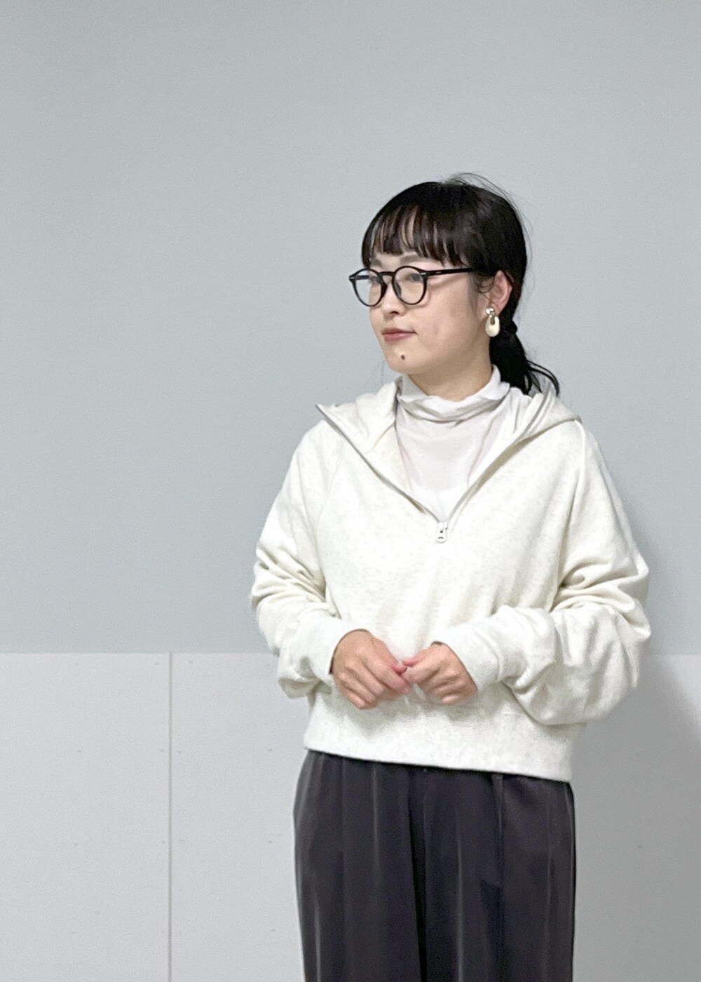 グレー系のその他パンツ、ブラック系のハンドバッグ、グレー系のTシャツ/カットソーを着用したレディースの秋コーディネートの5枚目の写真