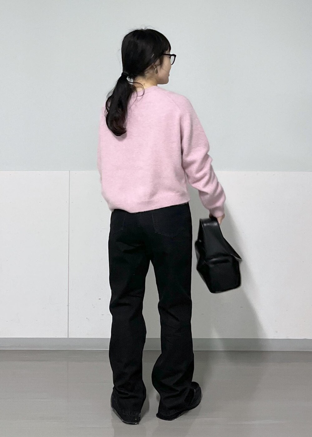 「デニム、フレア、パンツ、ニット、カシミア、カーディガン、フォトT、プリントT、Tシャツ、サロンアダムエロペ、SALON adam et ropé、低身長、骨格ウェーブ、イエベ、23AW冬の新作」|「SALON adam et rope'のワンハンドルボックスミニバッグ(ハンドバッグ、ブラック系)」を使った、kinoさん(レディース・152cm)の秋コーディネートの4枚目の写真