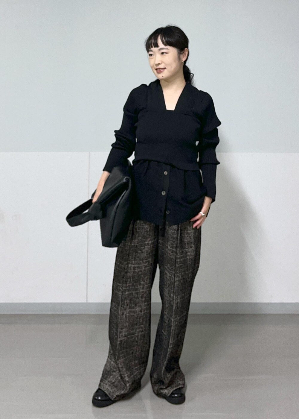 ブラック系のその他パンツ、ブラック系のチューブトップ、ブラック系のカーディガン/ボレロを着用したレディースの秋コーディネートの3枚目の写真