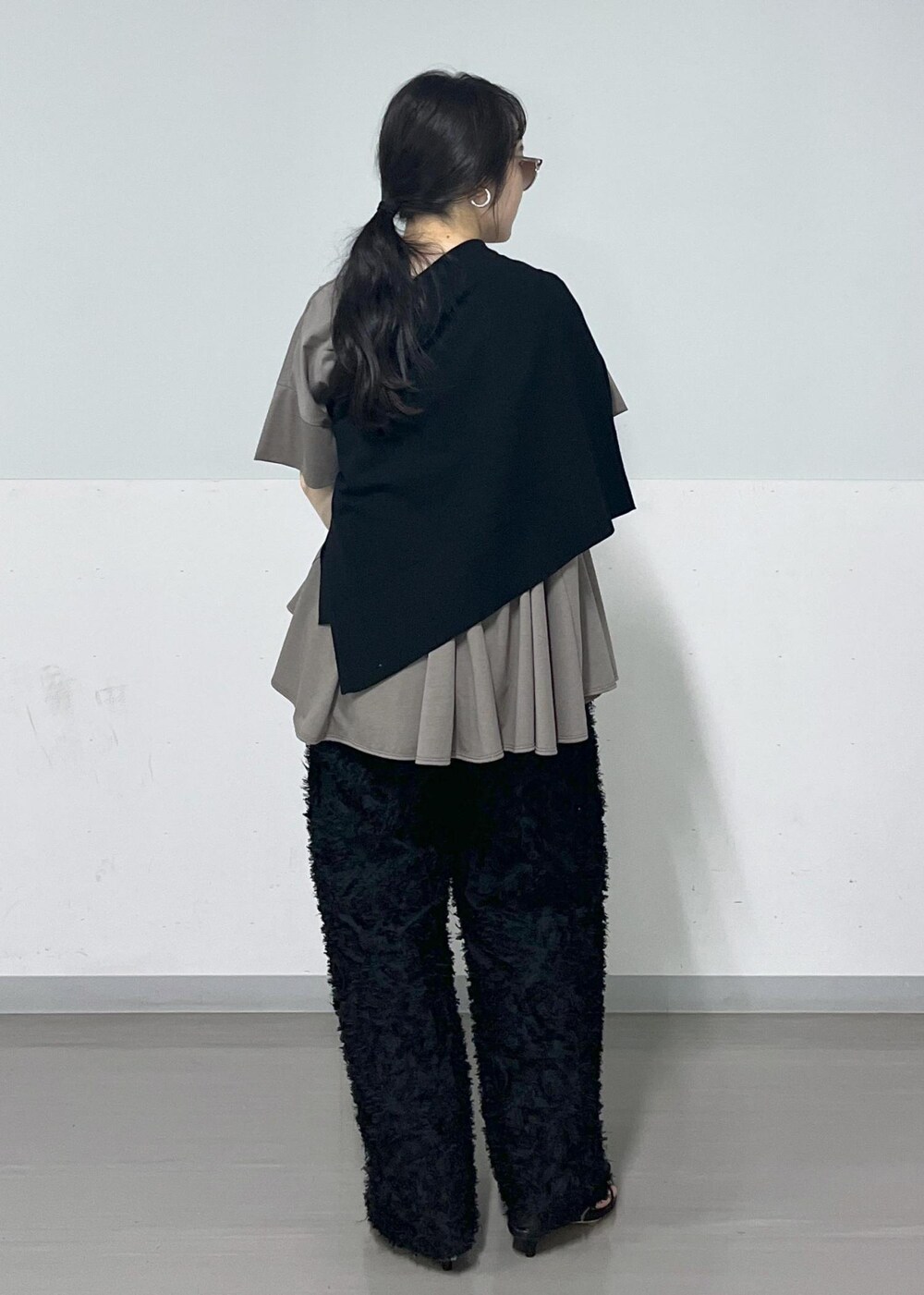 ブラック系のサンダル、ブラック系のショルダーバッグ、ブラック系のカーディガン/ボレロを着用したレディースの春コーディネートの3枚目の写真