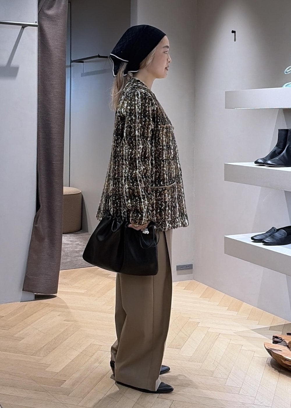 ベージュ系のその他パンツ、ブラック系のその他シューズ、ブラック系のカーディガン/ボレロを着用したレディースの秋コーディネートの2枚目の写真