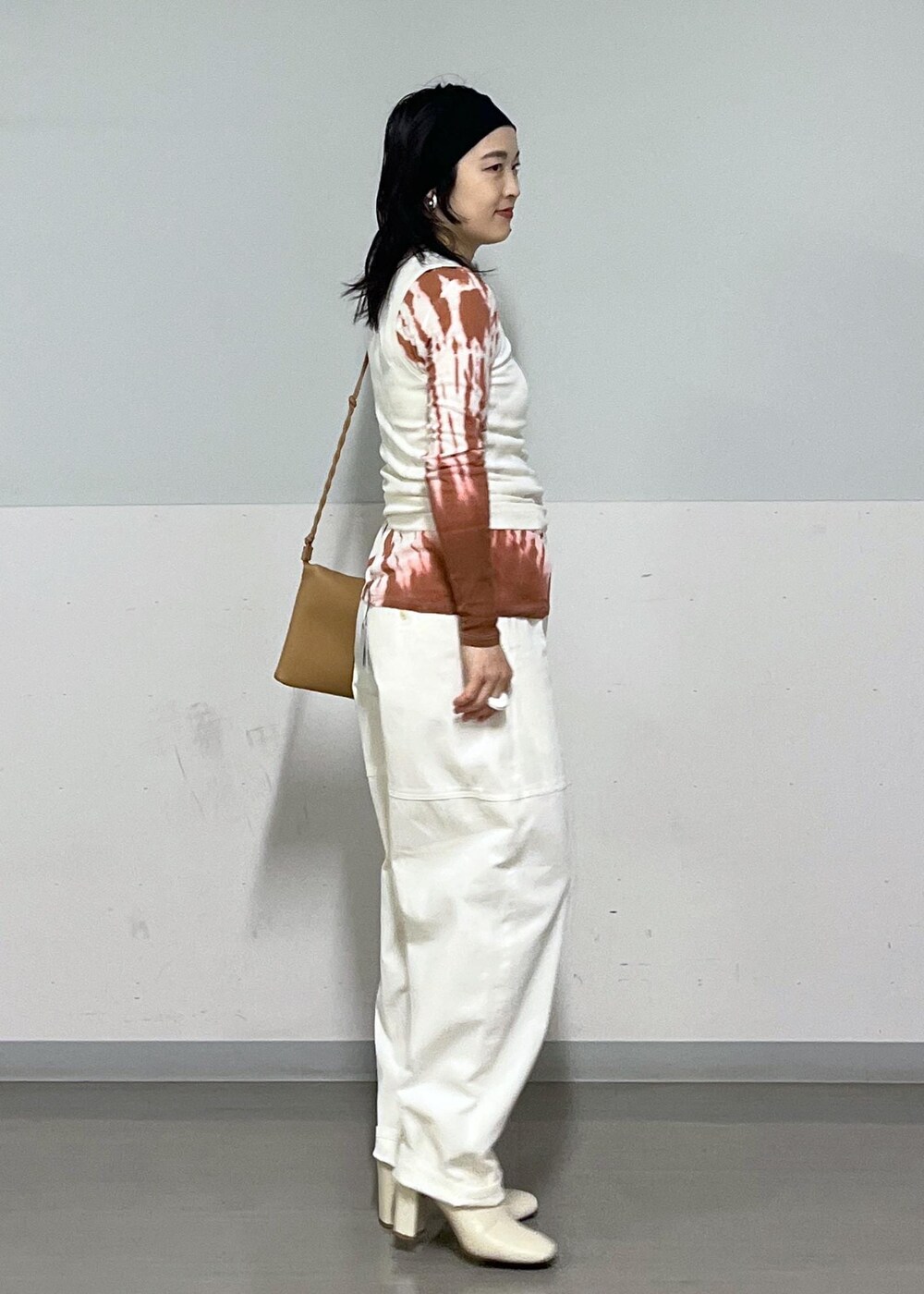 ホワイト系のその他パンツ、ブラウン系のTシャツ/カットソー、ベージュ系のショルダーバッグを着用したレディースの春コーディネートの3枚目の写真