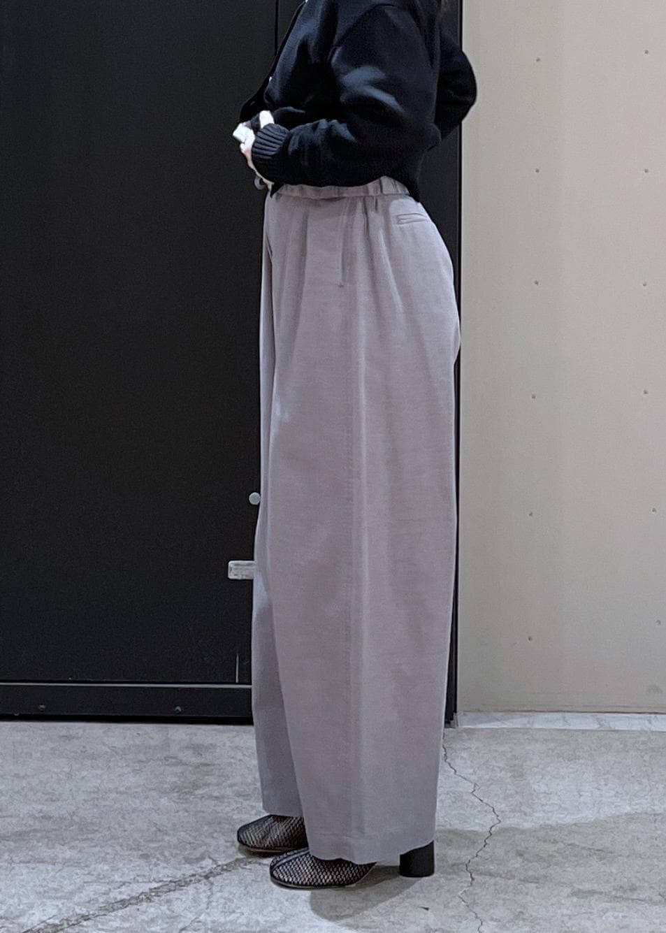グリーン系のその他パンツ、ブラック系のテーラードジャケット、ホワイト系のTシャツ/カットソーを着用したレディースの春コーディネートの8枚目の写真