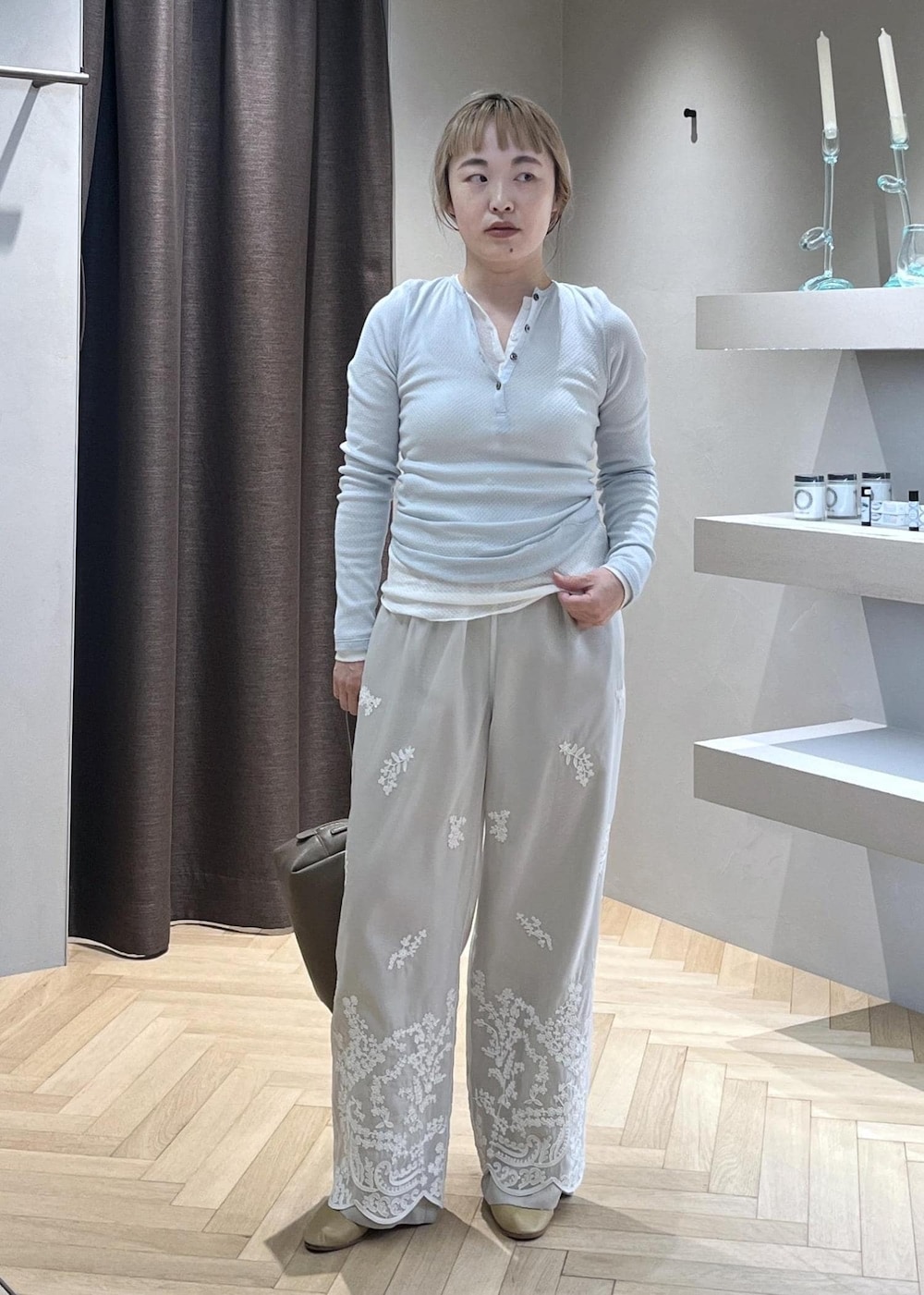 ベージュ系のショルダーバッグ、ベージュ系のその他パンツ、ベージュ系のテーラードジャケットを着用したレディースの春コーディネートの6枚目の写真