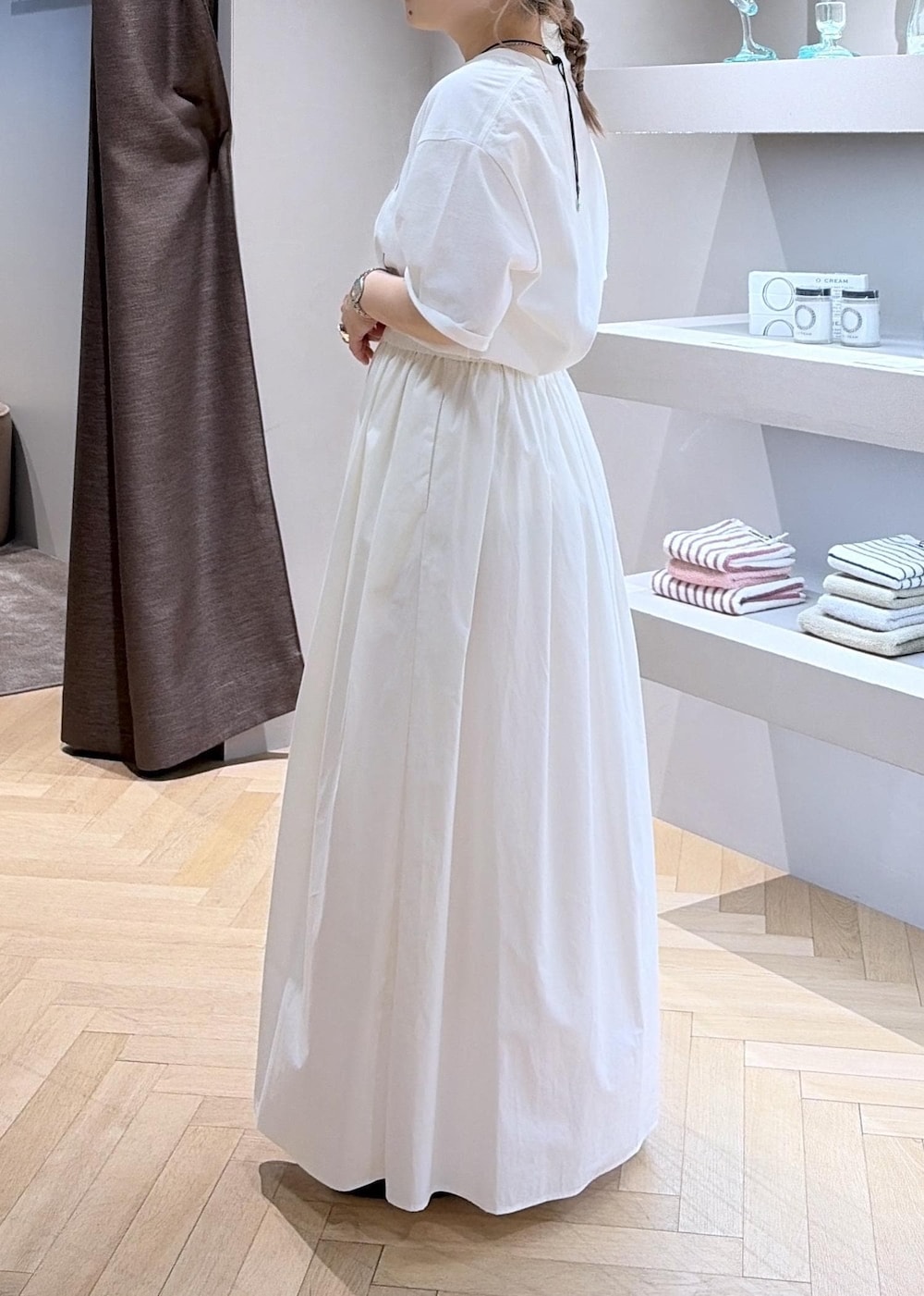 ホワイト系のスカート、ホワイト系のベスト、ホワイト系のTシャツ/カットソーを着用したレディースの夏コーディネートの5枚目の写真