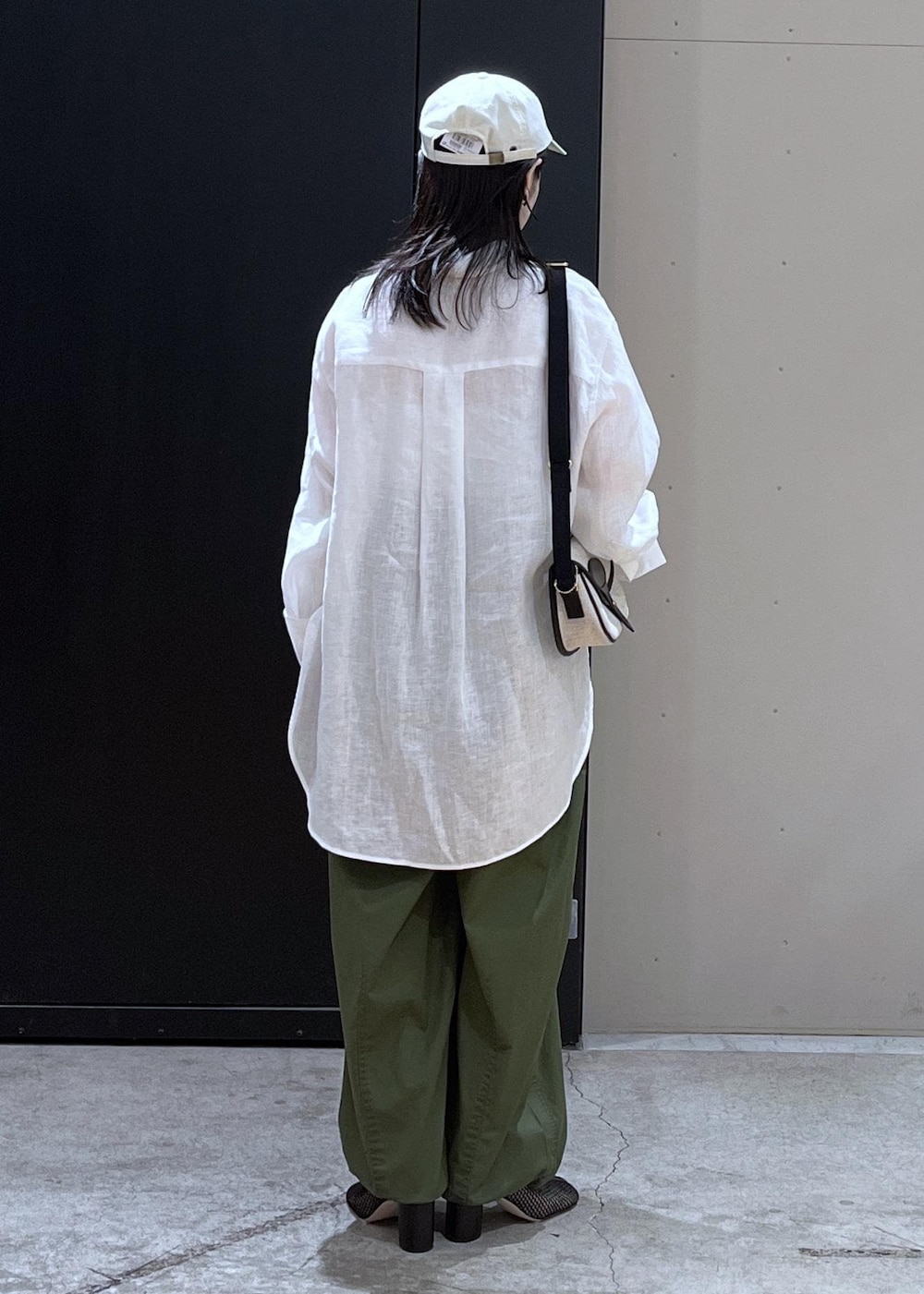 ホワイト系のシャツ/ブラウス、グリーン系のカーゴパンツ、ブラック系のブーツを着用したレディースの春コーディネートの3枚目の写真