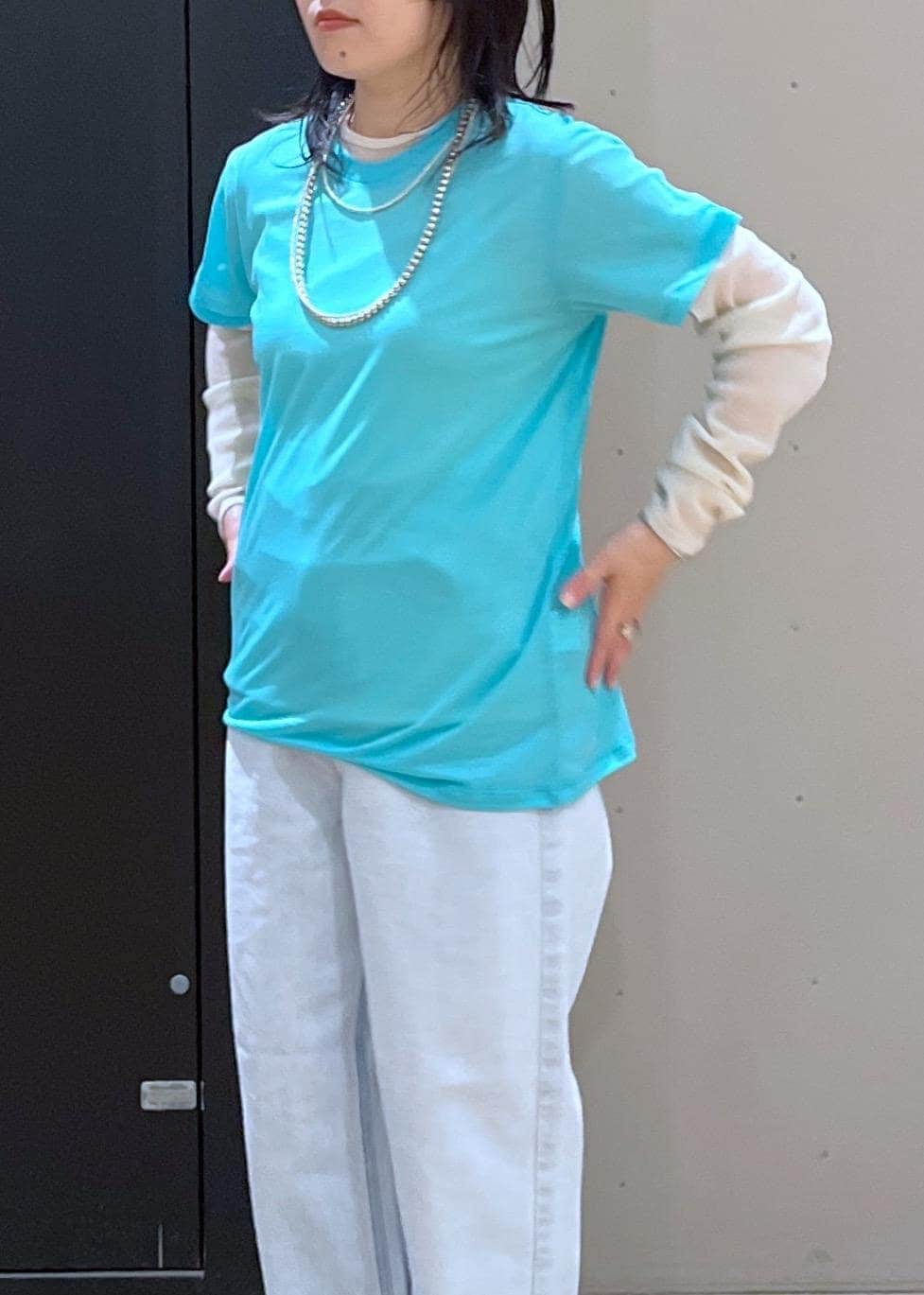 グリーン系のショルダーバッグ、ブラック系のサロペット/オーバーオール、ブルー系のTシャツ/カットソーを着用したレディースの冬コーディネートの5枚目の写真