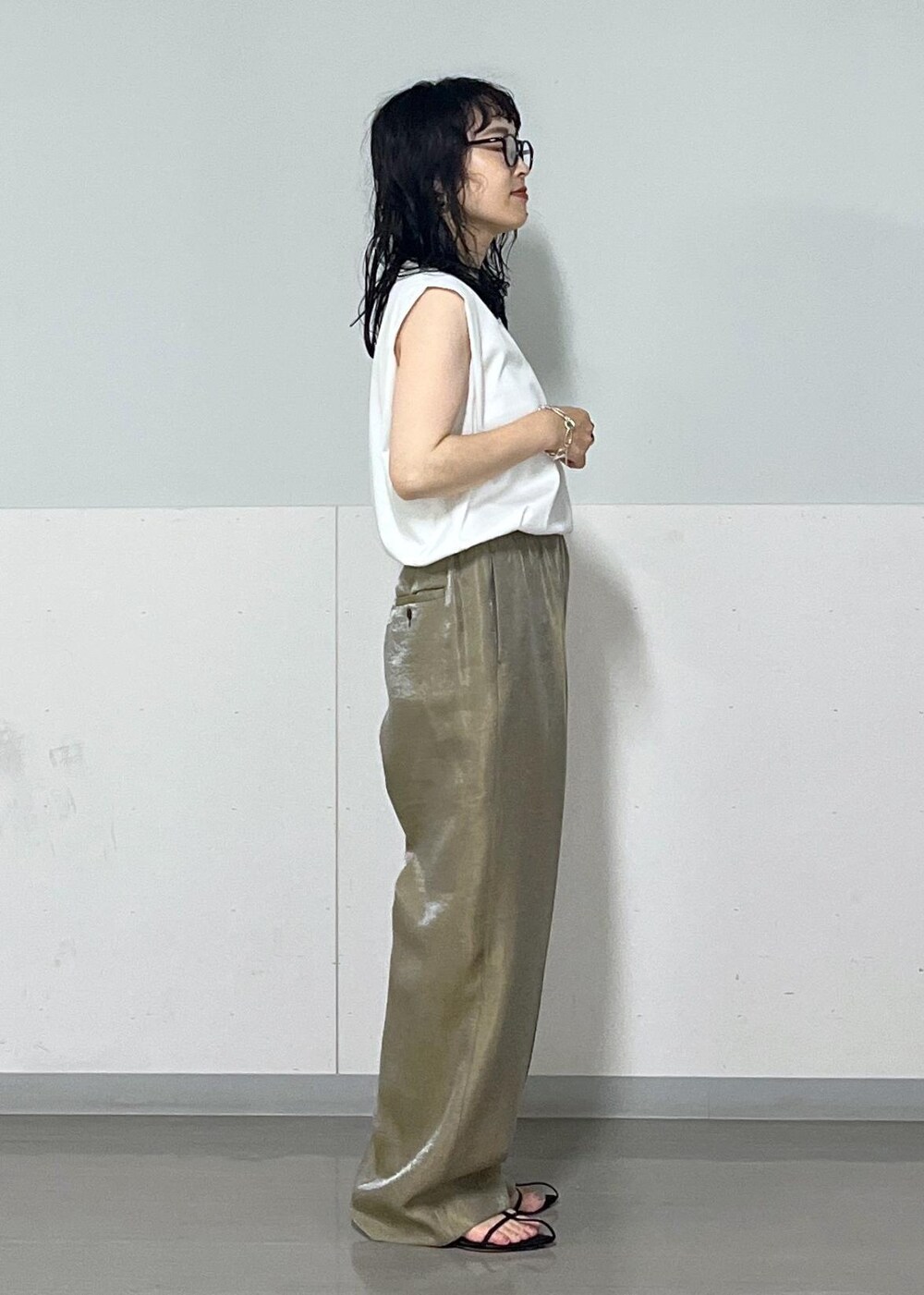 ベージュ系のキャミソール、ブラック系のサンダル、グレー系のその他パンツを着用したレディースの夏コーディネートの6枚目の写真
