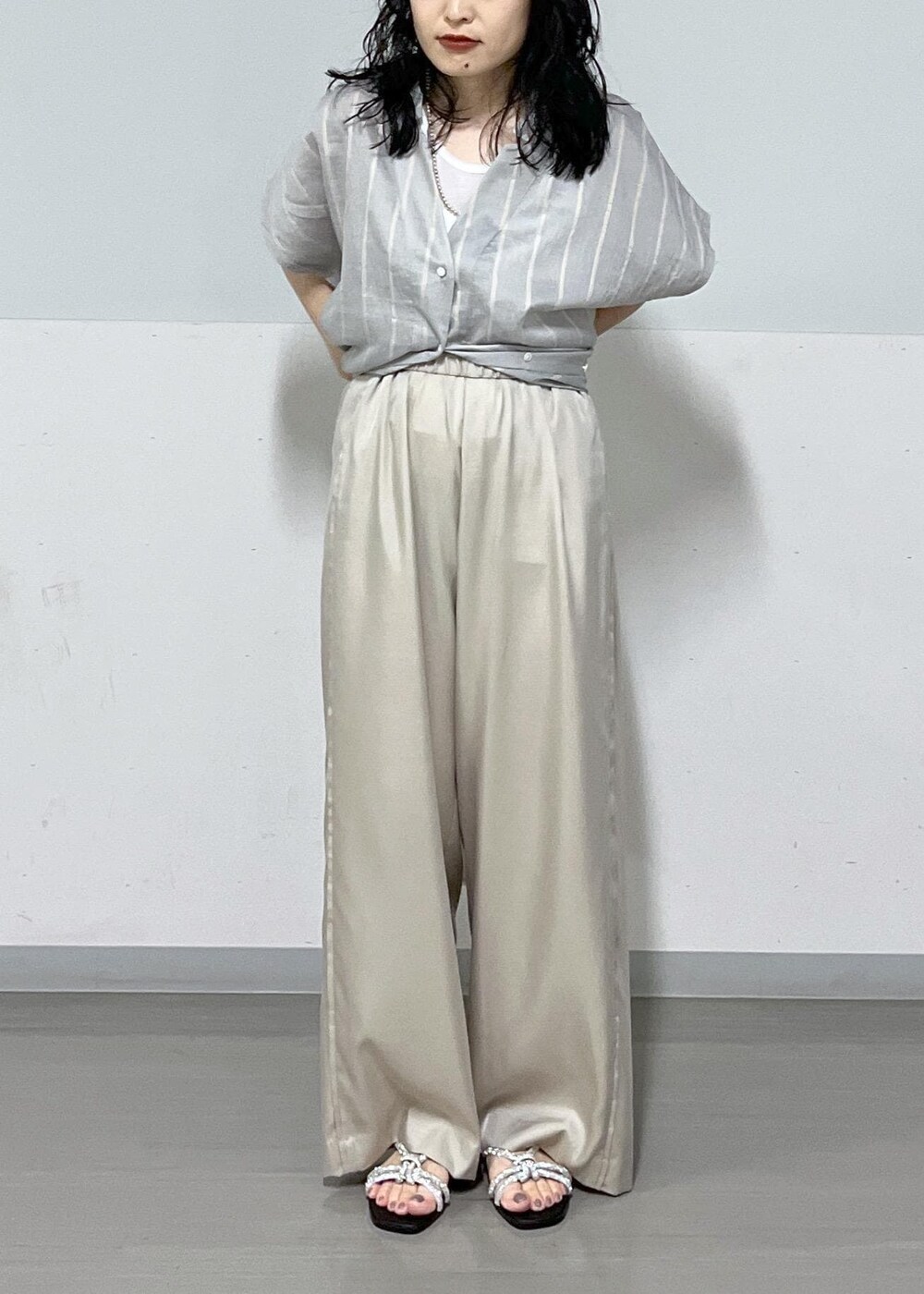 シルバー系のサンダル、ブルー系のワンピース、ベージュ系のその他パンツを着用したレディースの夏コーディネートの7枚目の写真