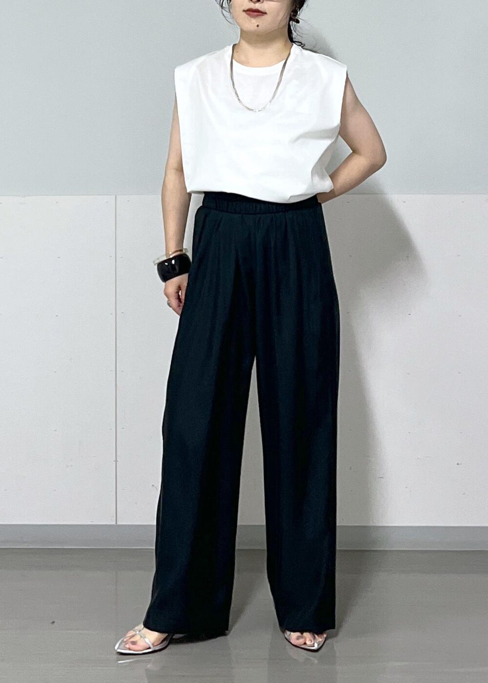 シルバー系のサンダル、ホワイト系のTシャツ/カットソー、ブラック系のその他パンツを着用したレディースの夏コーディネートの7枚目の写真