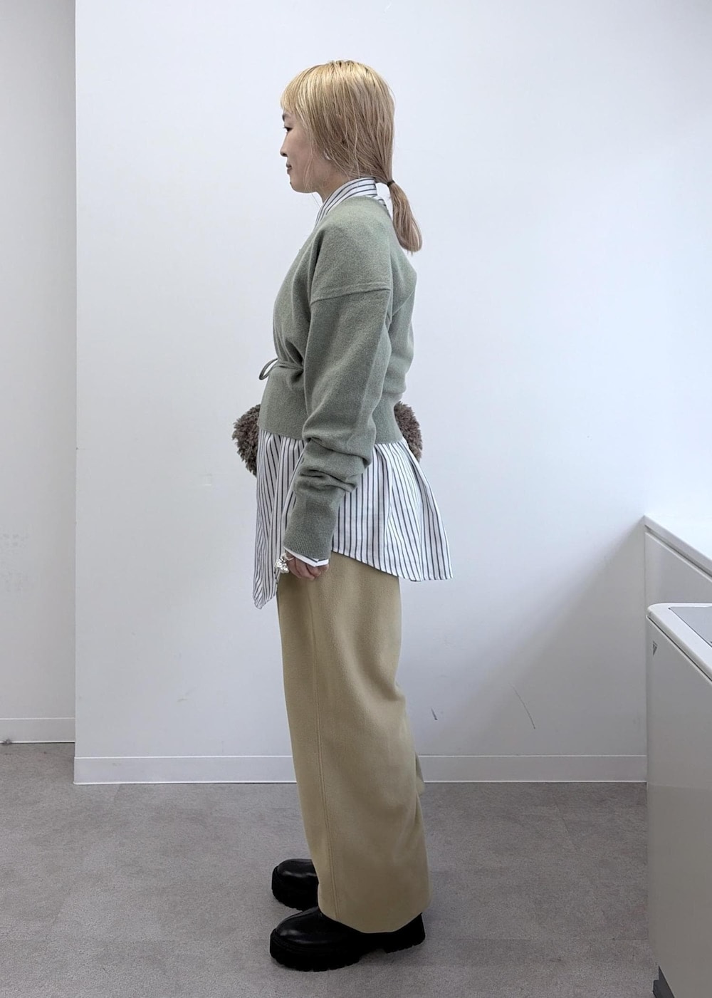 ベージュ系のシャツ/ブラウス、ベージュ系のその他パンツ、グリーン系のカーディガン/ボレロを着用したレディースの秋コーディネートの2枚目の写真