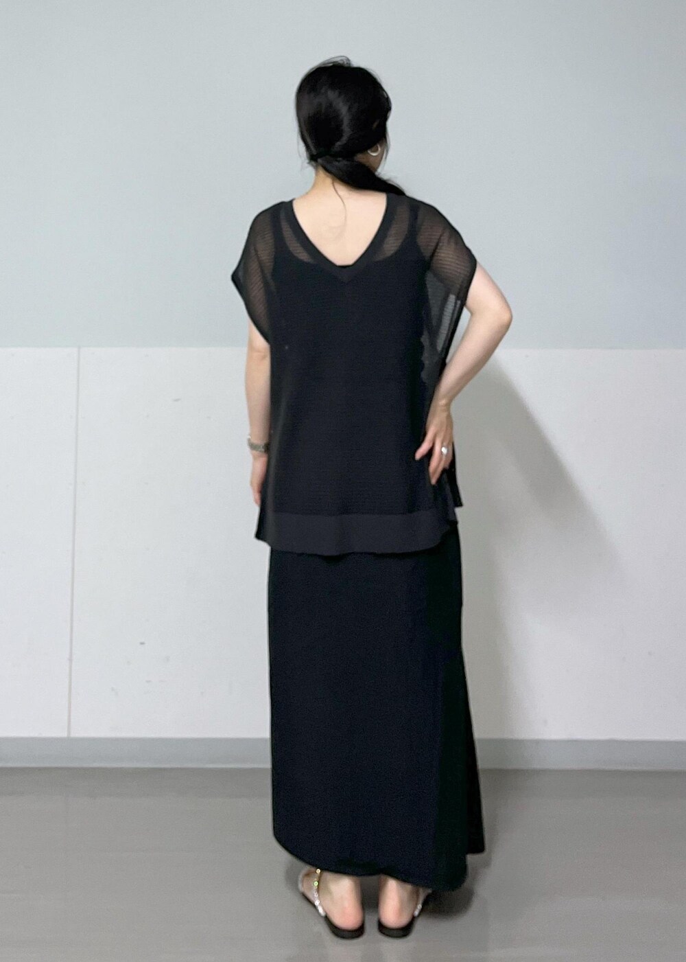 シルバー系のサンダル、ホワイト系のショルダーバッグ、ブラック系のタンクトップを着用したレディースの春コーディネートの6枚目の写真