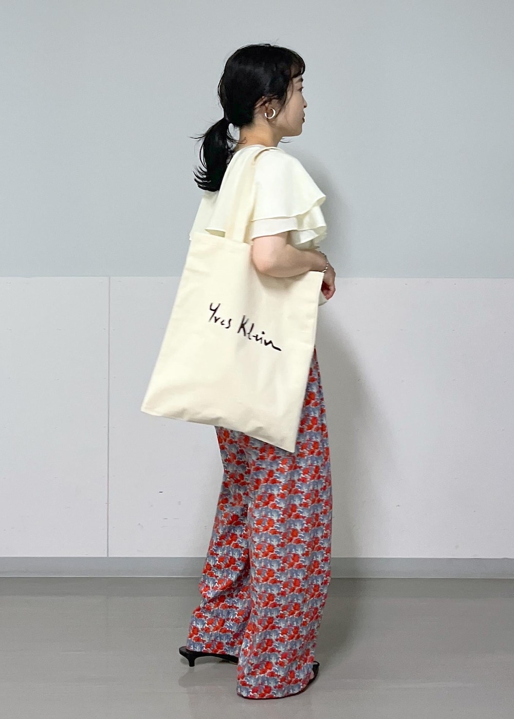 ブラック系のサンダル、ブルー系のその他パンツ、ホワイト系のシャツ/ブラウスを着用したレディースの夏コーディネートの5枚目の写真