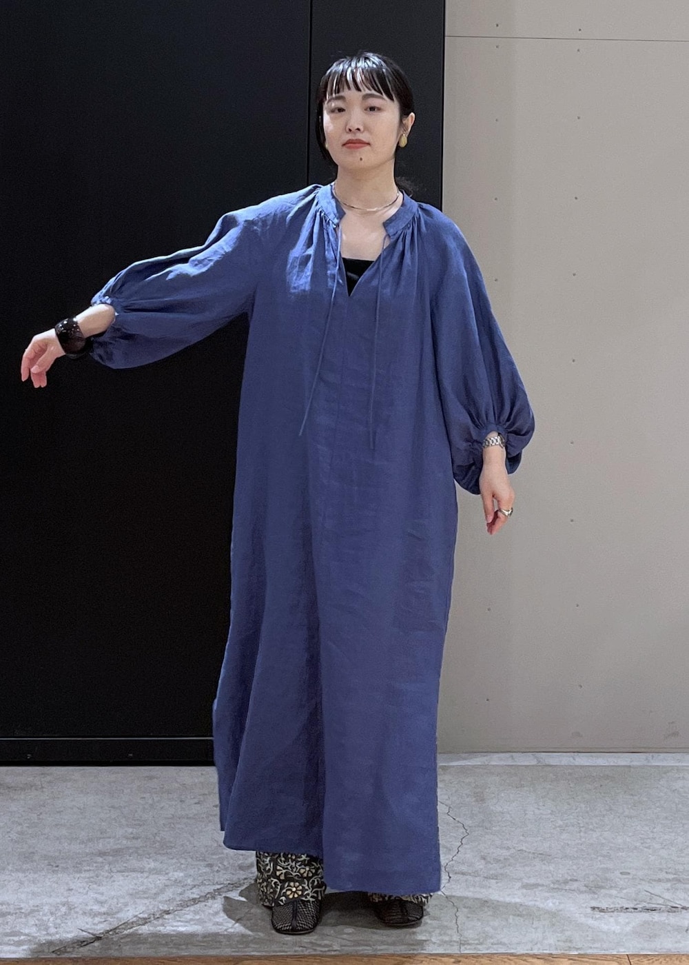 グレー系のその他パンツ、ホワイト系のかごバッグ、ブルー系のワンピースを着用したレディースの春コーディネートの5枚目の写真