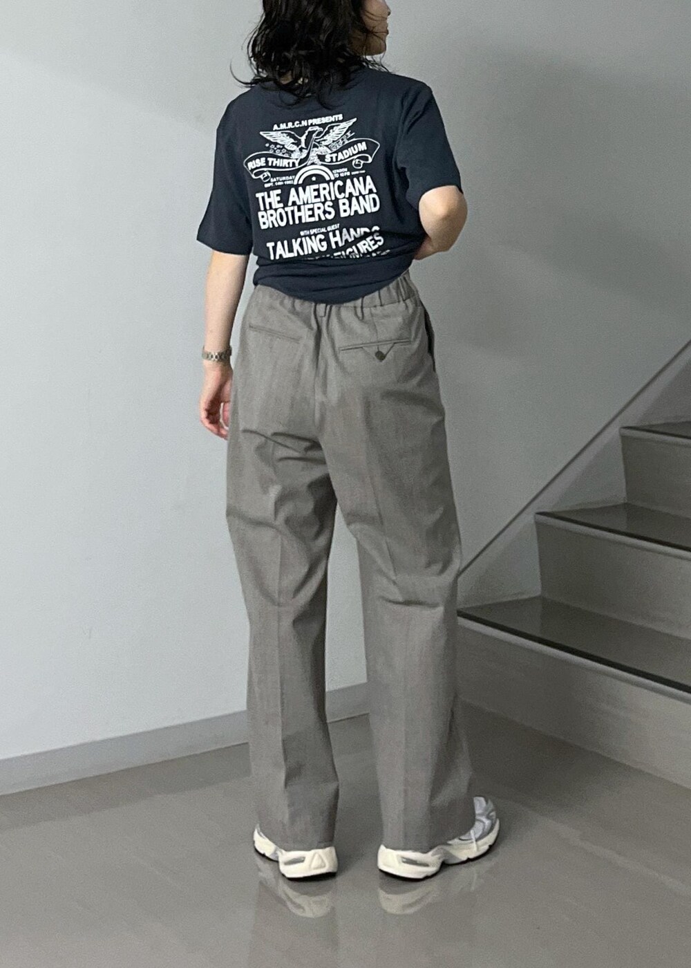 ブルー系のトートバッグ、グレー系のスラックス、ブラック系のTシャツ/カットソーを着用したレディースの秋コーディネートの10枚目の写真