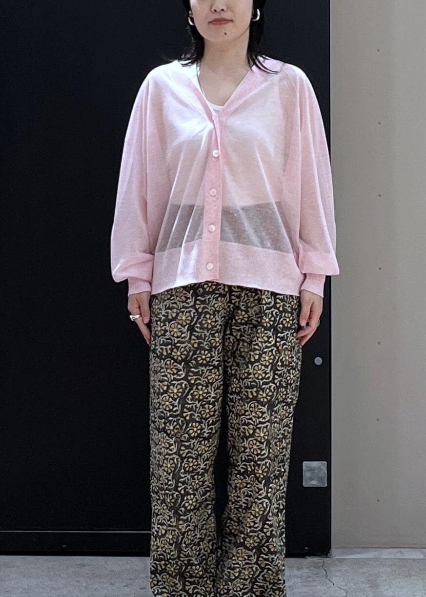 グレー系のショルダーバッグ、その他のパンプス、グレー系のその他パンツを着用したレディースの春コーディネートの4枚目の写真