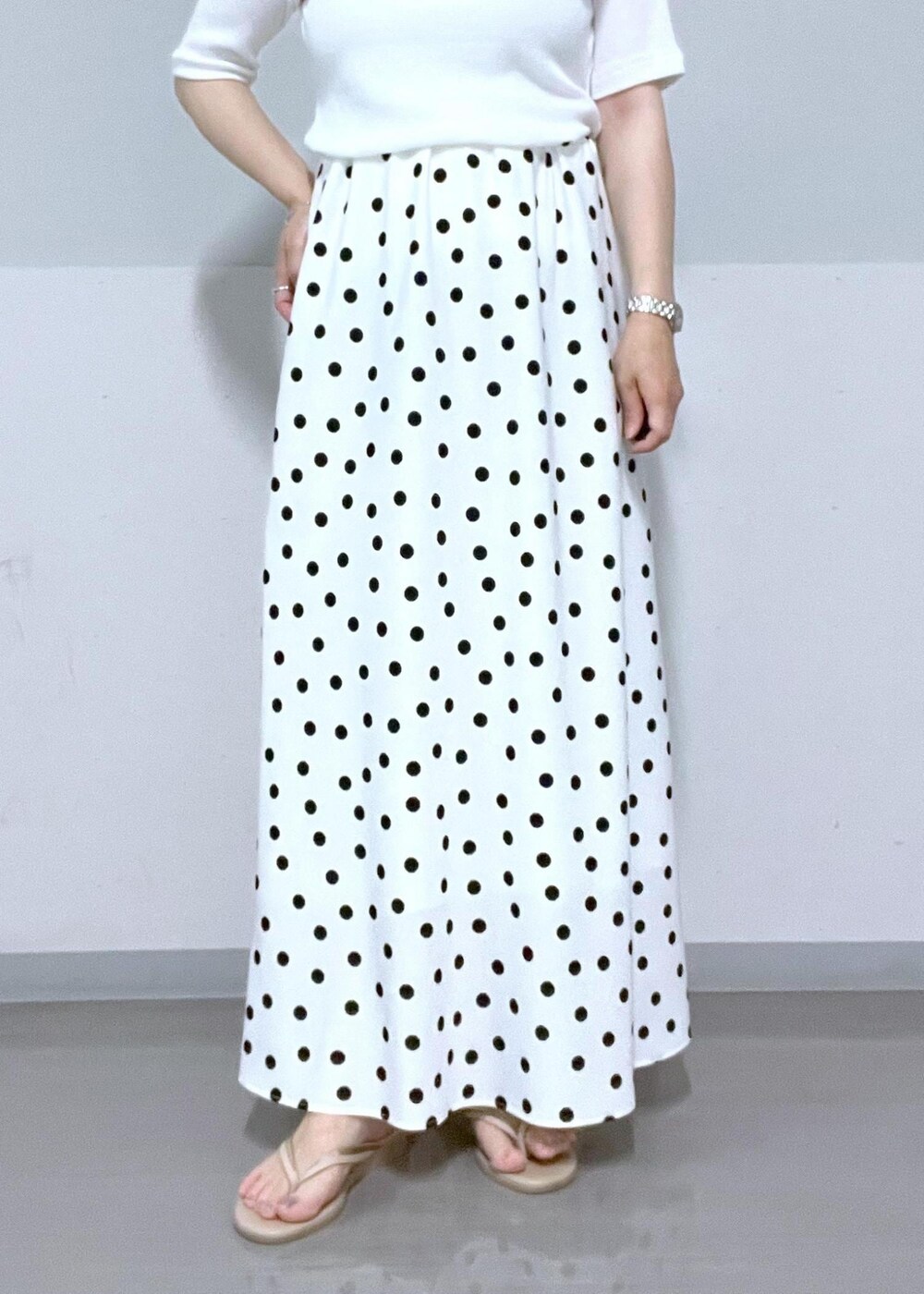 ベージュ系のサンダル、ホワイト系のTシャツ/カットソー、グレー系のシャツ/ブラウスを着用したレディースの夏コーディネートの8枚目の写真