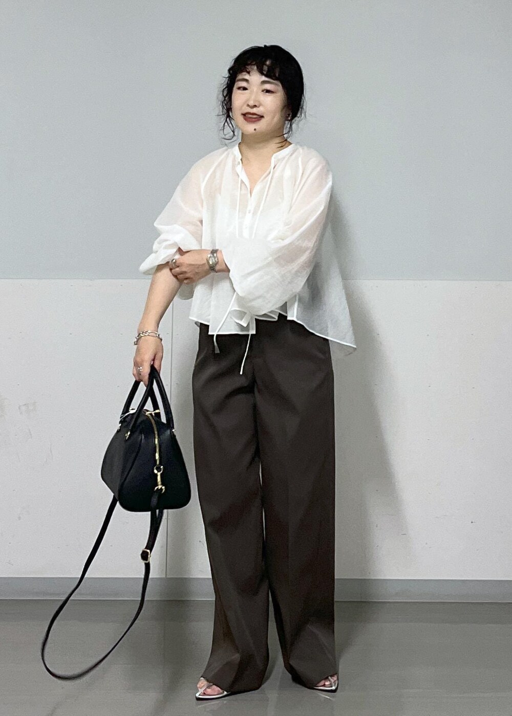 シルバー系のサンダル、ホワイト系のシャツ/ブラウス、ブラウン系のその他パンツを着用したレディースの夏コーディネートの2枚目の写真