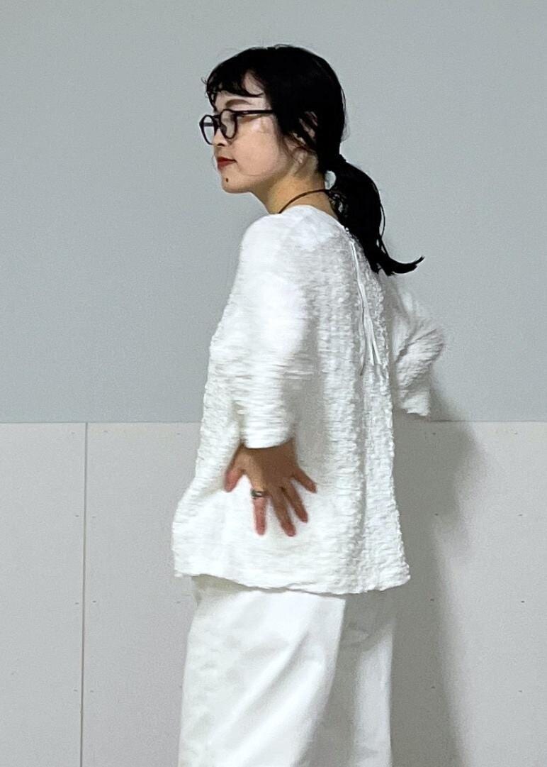 ホワイト系のTシャツ/カットソー、ホワイト系のデニムパンツを着用したレディースの夏コーディネートの8枚目の写真