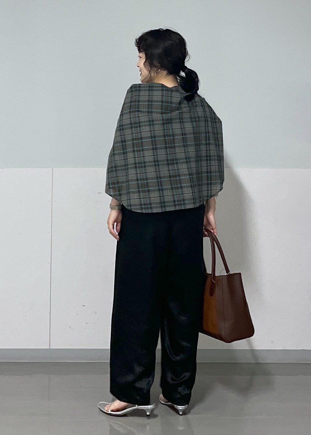 シルバー系のサンダル、ブラック系のつなぎ/オールインワン、ブルー系のシャツ/ブラウスを着用したレディースの夏コーディネートの4枚目の写真