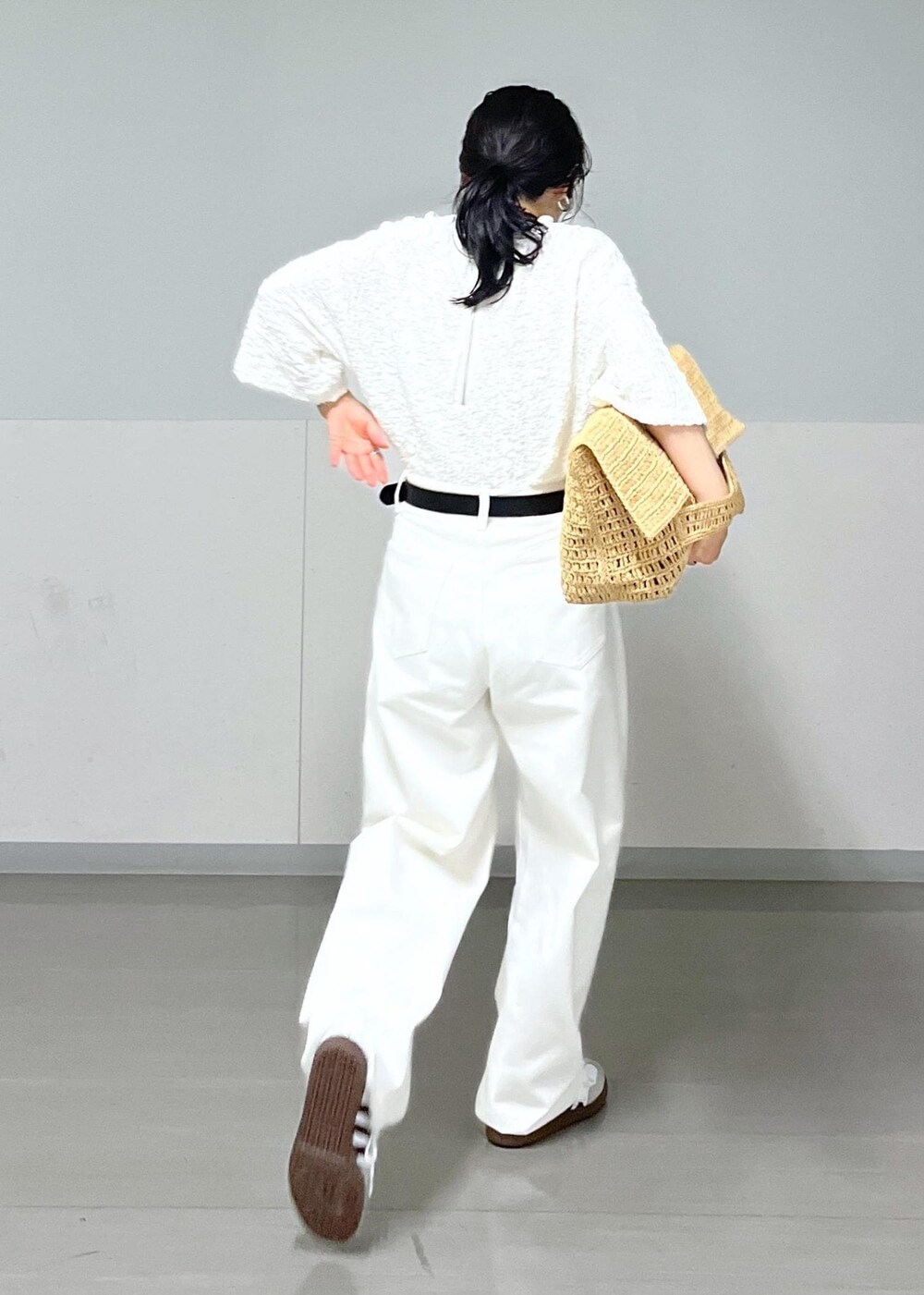 ホワイト系のTシャツ/カットソー、ホワイト系のデニムパンツを着用したレディースの夏コーディネートの3枚目の写真