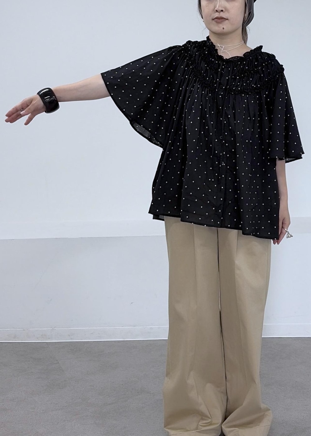 ベージュ系のその他パンツ、ブラック系のトートバッグ、ブラック系のシャツ/ブラウスを着用したレディースの夏コーディネートの3枚目の写真
