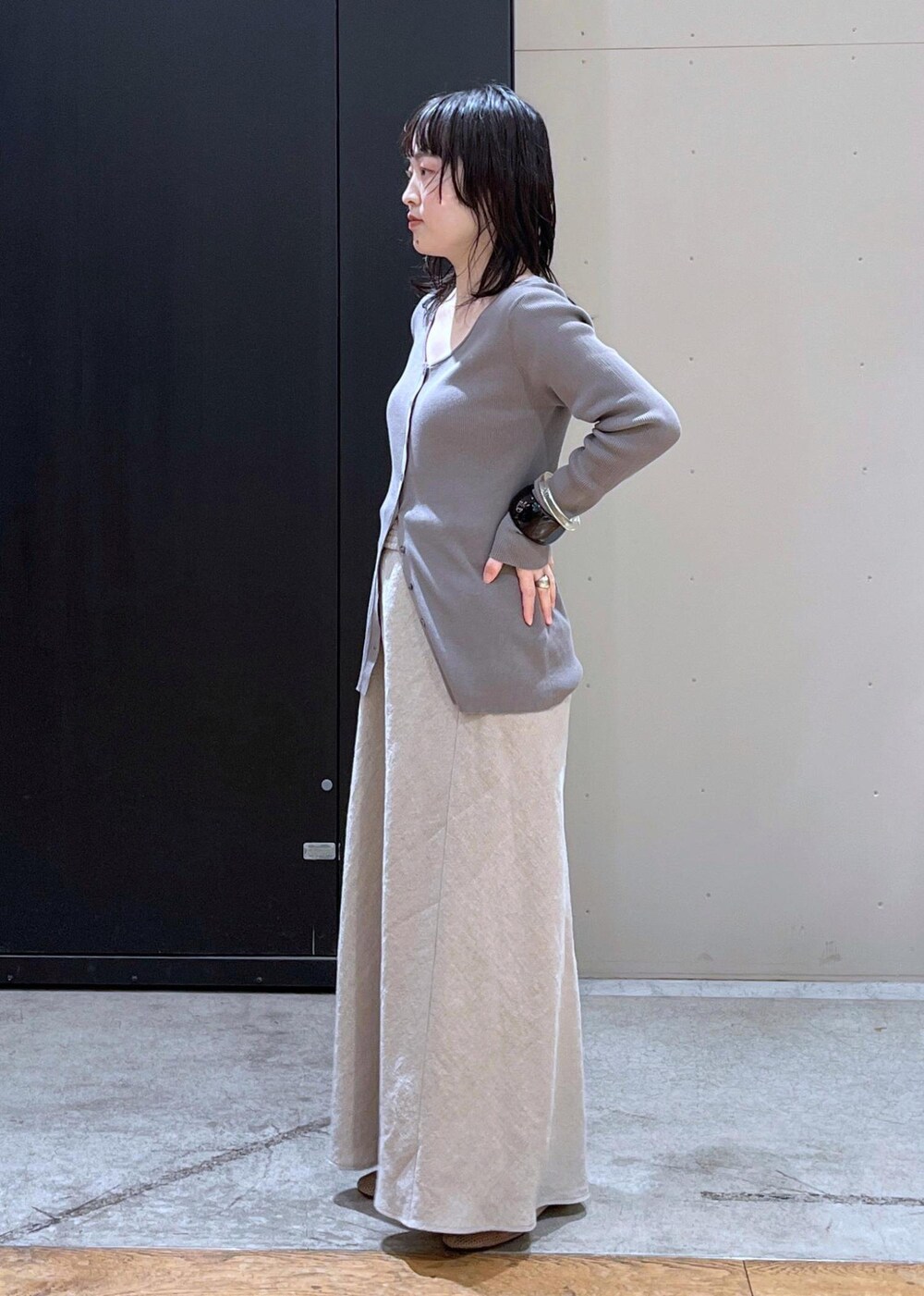 ブラック系のボストンバッグ、ベージュ系のパンプス、ベージュ系のスカートを着用したレディースの冬コーディネートの4枚目の写真