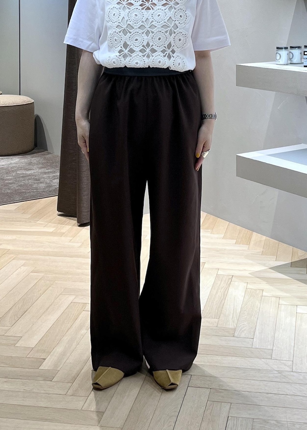 イエロー系のその他シューズ、ブラウン系のその他パンツ、ブラウン系のテーラードジャケットを着用したレディースの春コーディネートの6枚目の写真