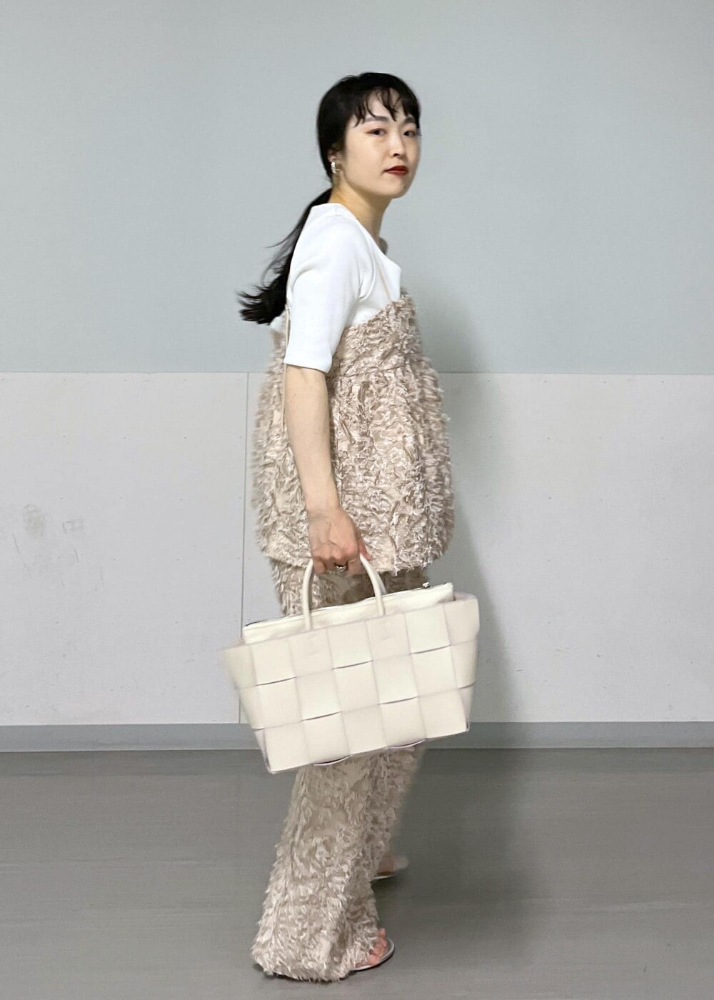 シルバー系のサンダル、ベージュ系のキャミソール、ホワイト系のTシャツ/カットソーを着用したレディースの春コーディネートの3枚目の写真