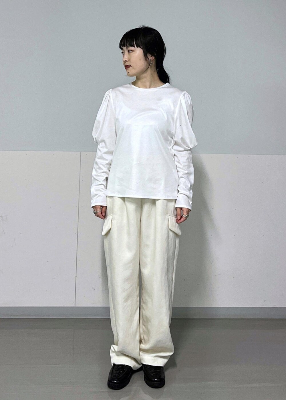 ホワイト系のカーゴパンツ、ホワイト系のTシャツ/カットソー、イエロー系のカーディガン/ボレロを着用したレディースの冬コーディネートの5枚目の写真