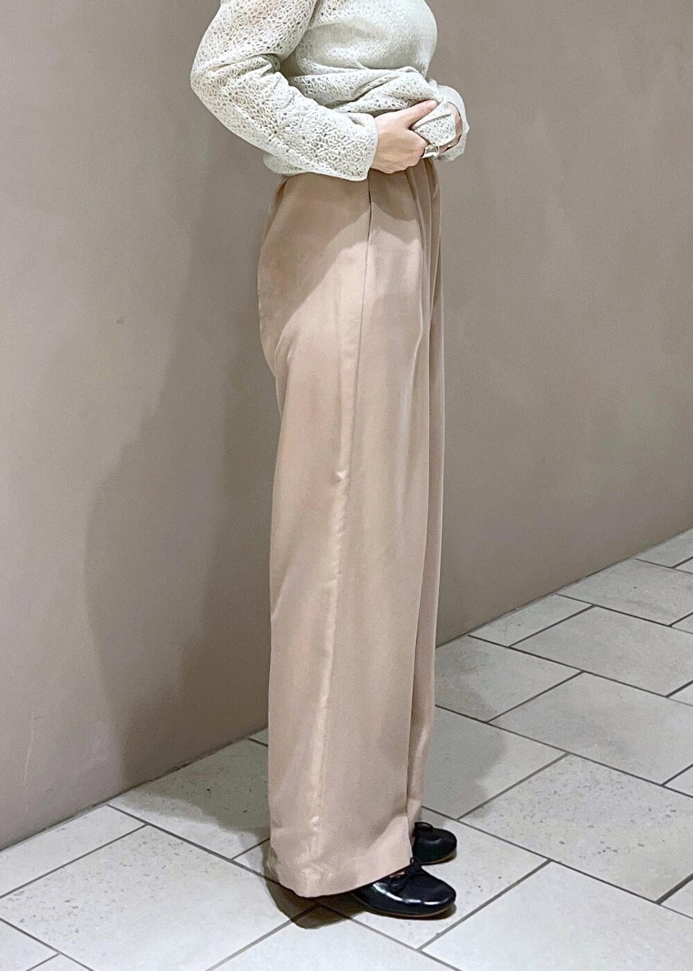 ブラック系のハンドバッグ、グレー系のワンピース、ピンク系のその他パンツを着用したレディースの秋コーディネートの4枚目の写真