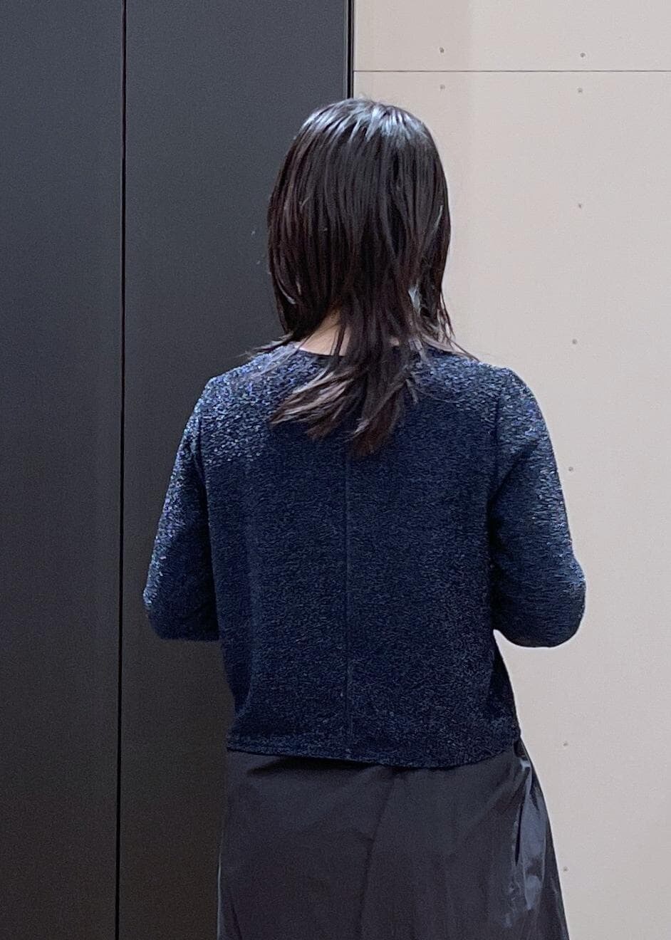 グレー系のショルダーバッグ、ブルー系のつなぎ/オールインワン、ブルー系のTシャツ/カットソーを着用したレディースの冬コーディネートの10枚目の写真