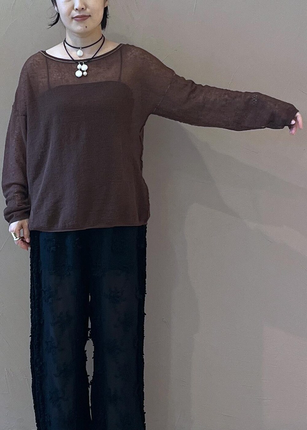 ブラック系のチューブトップ、ブラック系のサンダル、ブラウン系のカーディガン/ボレロを着用したレディースの夏コーディネートの6枚目の写真