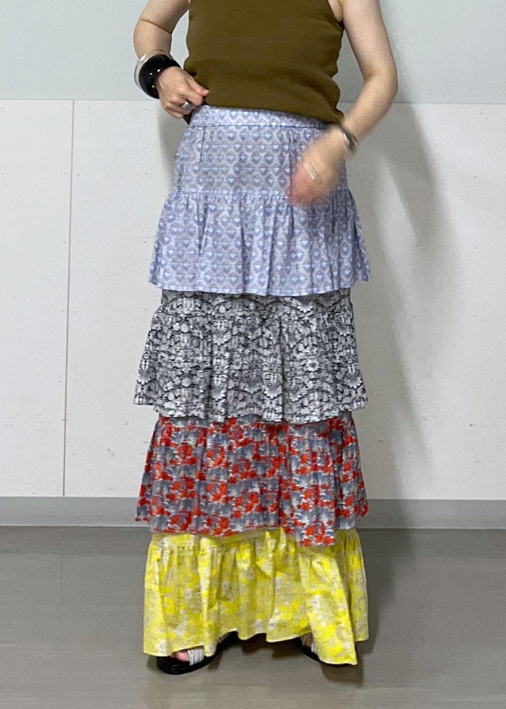 ブラック系のチューブトップ、ブラック系のサンダル、その他のスカートを着用したレディースの夏コーディネートの5枚目の写真