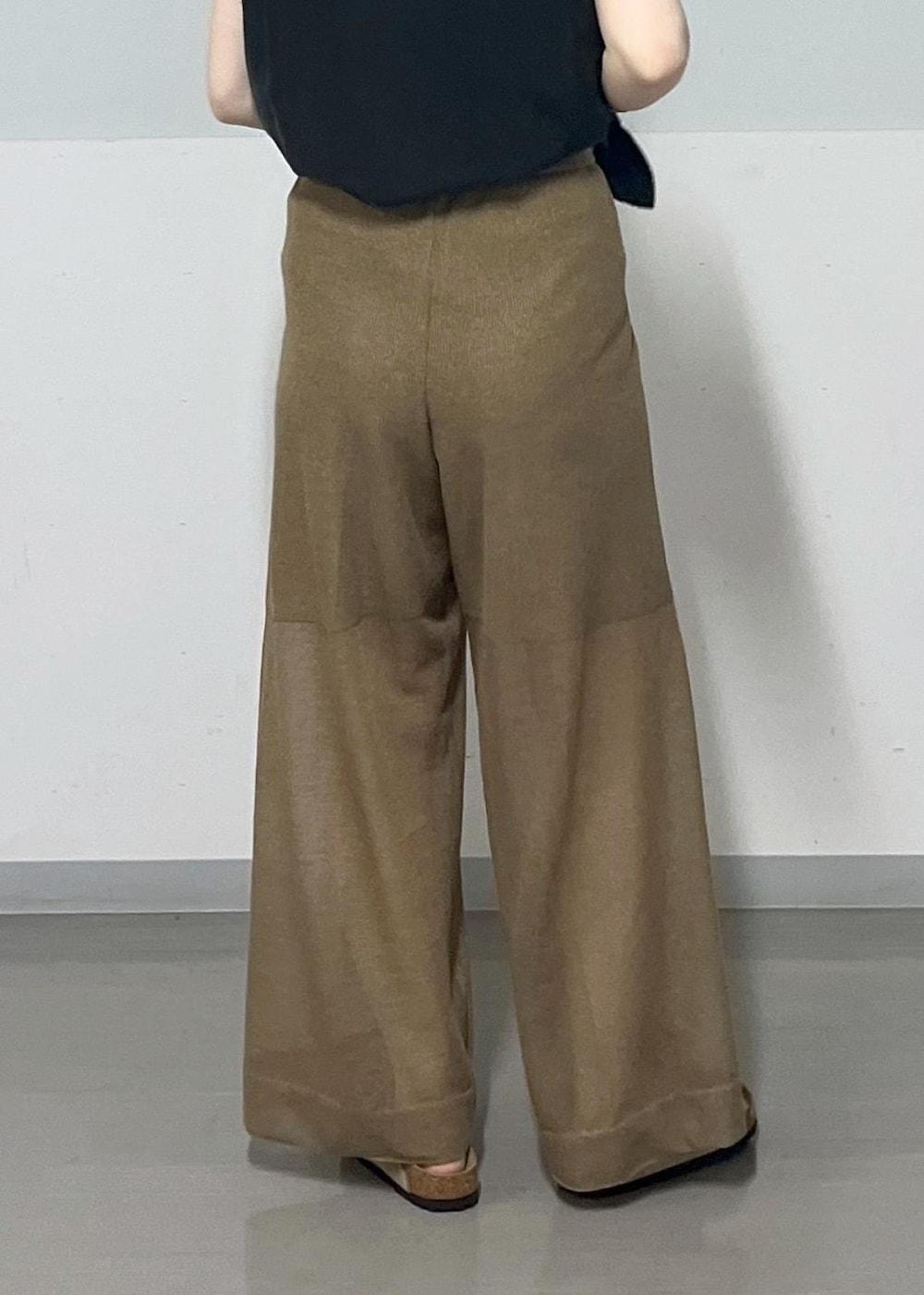 ブラック系のチューブトップ、ブラック系のベスト、ブラック系のかごバッグを着用したレディースの夏コーディネートの6枚目の写真