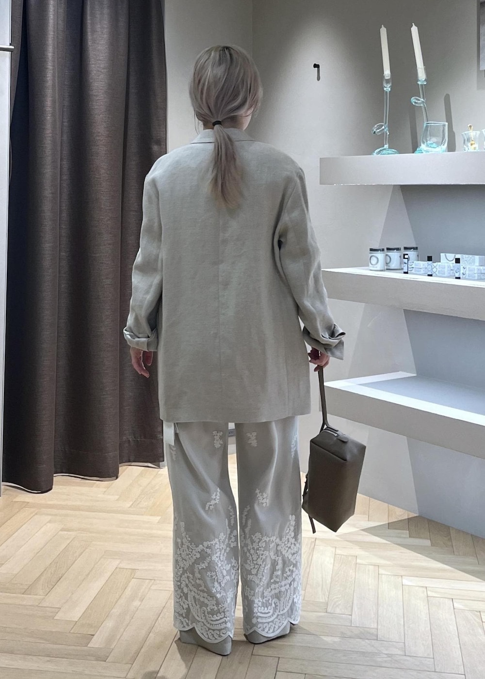 ベージュ系のショルダーバッグ、ベージュ系のその他パンツ、ベージュ系のテーラードジャケットを着用したレディースの春コーディネートの3枚目の写真