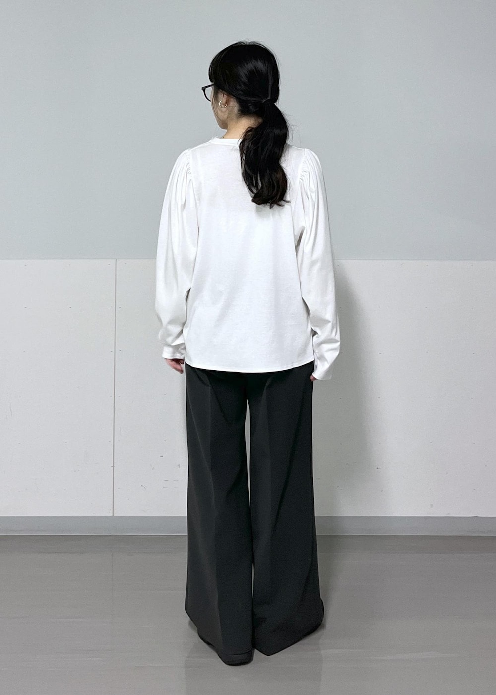 グレー系のその他パンツ、ブラック系のハンドバッグ、ホワイト系のTシャツ/カットソーを着用したレディースの秋コーディネートの9枚目の写真