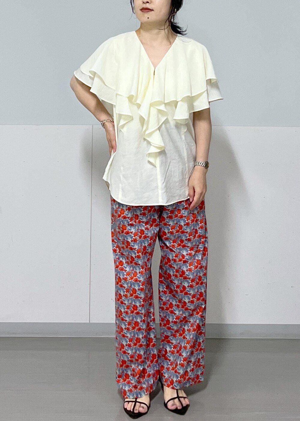 ブラック系のサンダル、ブルー系のその他パンツ、ホワイト系のシャツ/ブラウスを着用したレディースの夏コーディネートの6枚目の写真