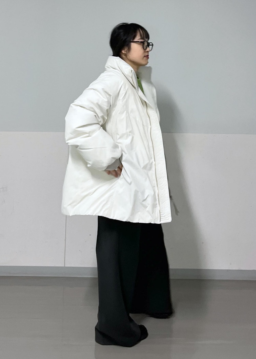 グレー系のその他パンツ、ホワイト系のダウンジャケット/コート、ホワイト系のTシャツ/カットソーを着用したレディースの秋コーディネートの4枚目の写真