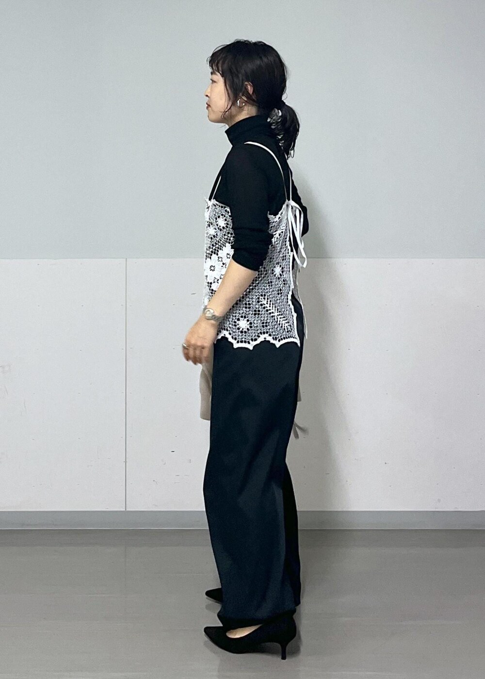 ブラック系のTシャツ/カットソー、ブラック系のその他パンツ、ベージュ系のパーカーを着用したレディースの夏コーディネートの2枚目の写真