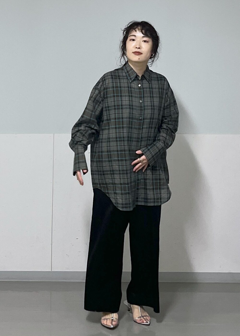 シルバー系のサンダル、ブラック系のつなぎ/オールインワン、ブルー系のシャツ/ブラウスを着用したレディースの夏コーディネートの6枚目の写真