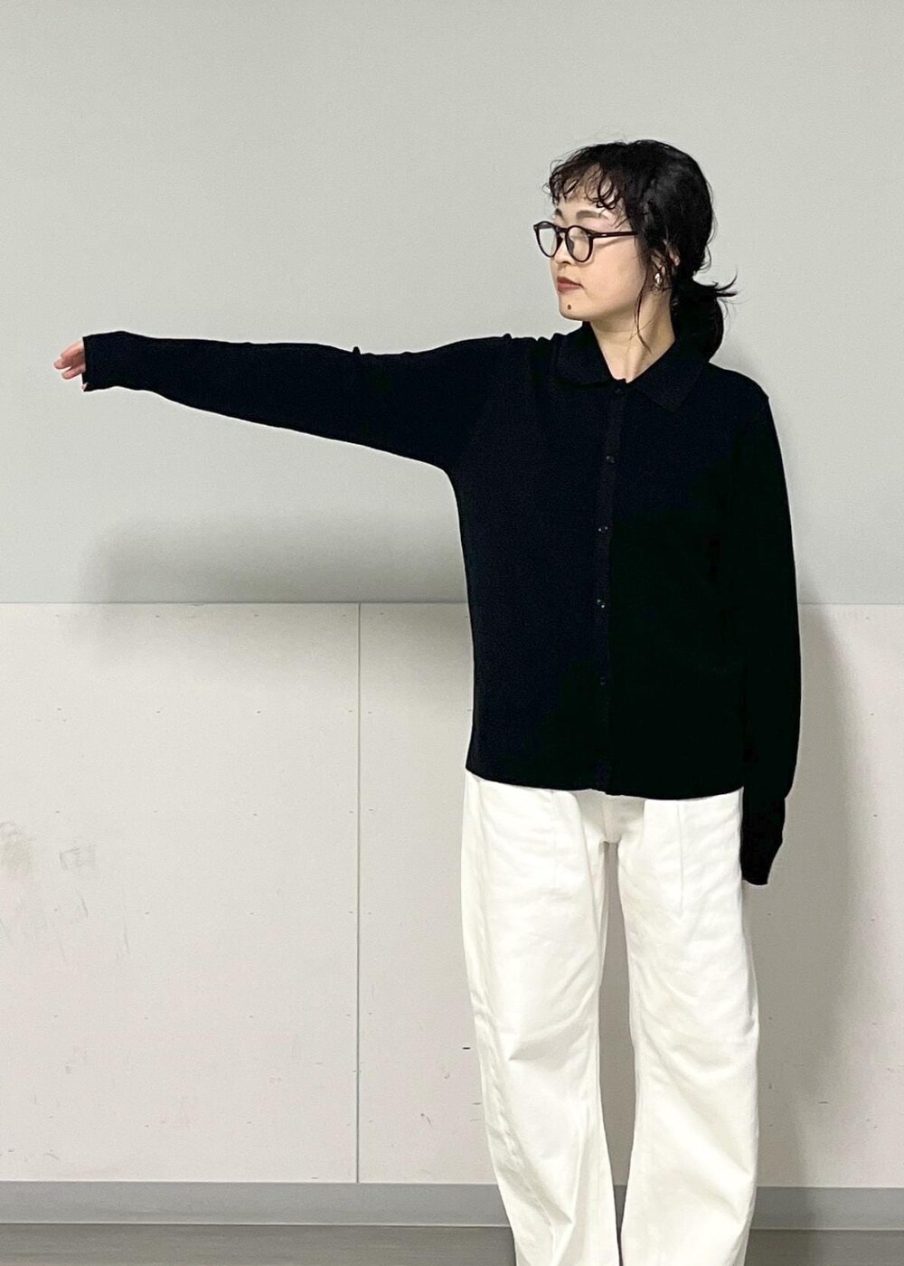 シルバー系のサンダル、ホワイト系のデニムパンツ、ブラック系のハンドバッグを着用したレディースの夏コーディネートの3枚目の写真