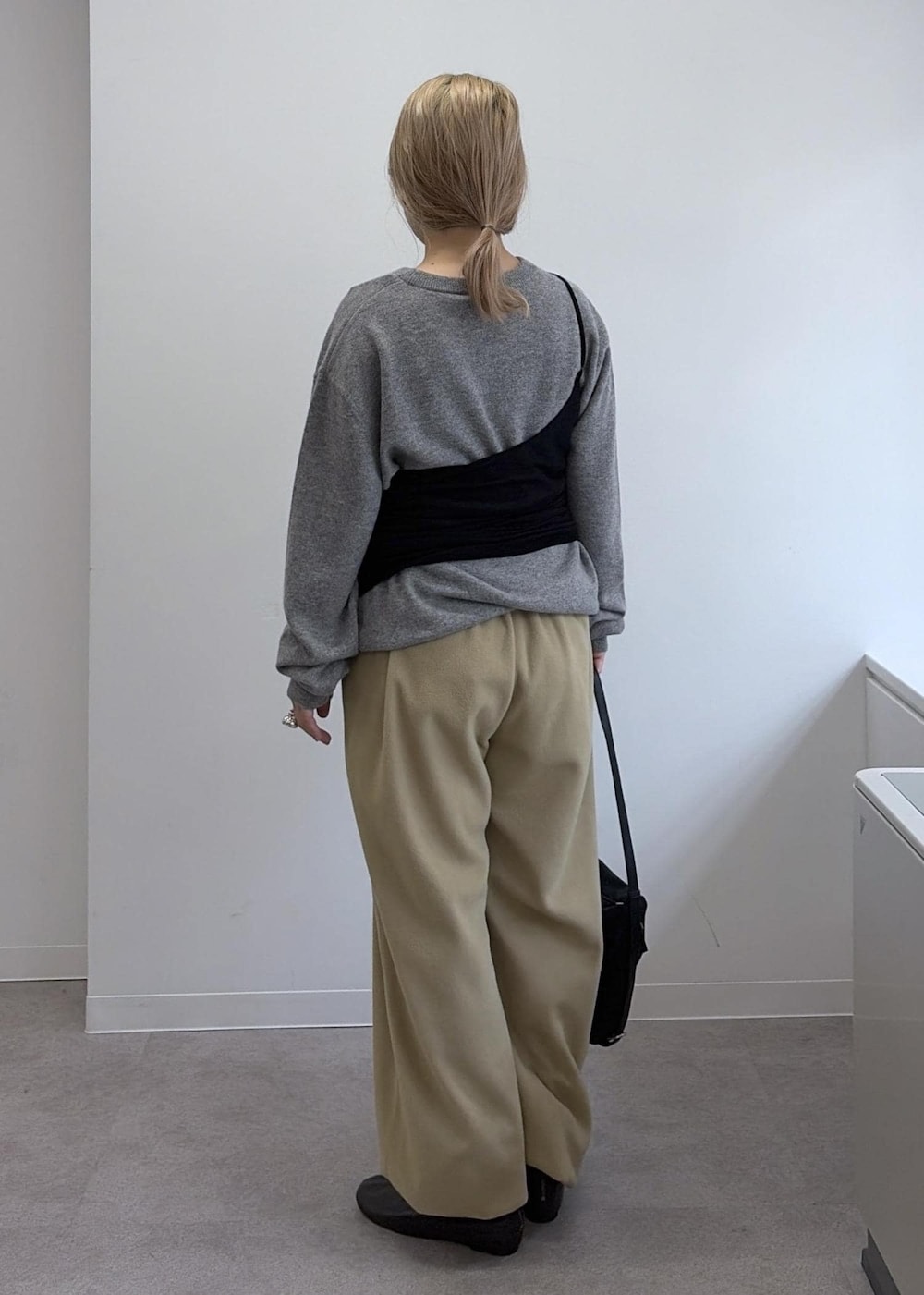 ブラック系のショルダーバッグ、ブラック系のブーツ、ベージュ系のその他パンツを着用したレディースの夏コーディネートの3枚目の写真