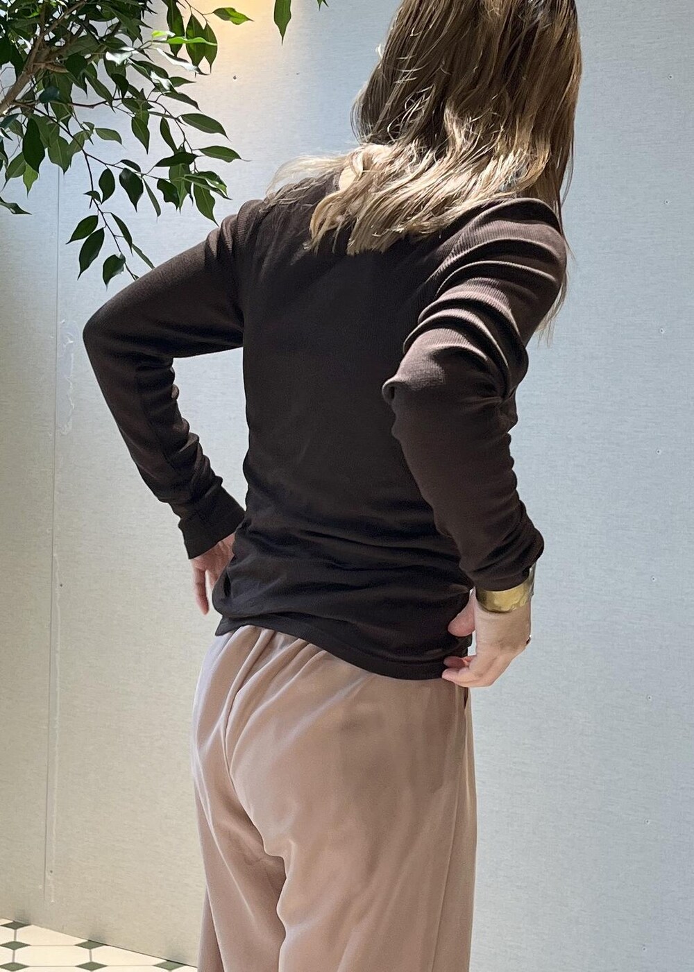 ブラウン系のテーラードジャケット、ピンク系のその他パンツ、ブラウン系のTシャツ/カットソーを着用したレディースの秋コーディネートの4枚目の写真